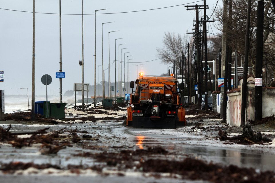 Η θάλασσα πλημμύρισε τον παραλιακό δρόμο του Αγιόκαμπου στη Λάρισα / Intime 