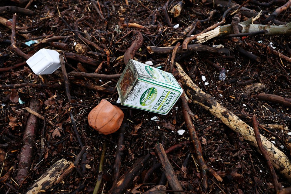 Η κακοκαιρία στον Αγιόκαμπο Λάρισας παρέσυρα πολλά αντικείμενα / Intime 