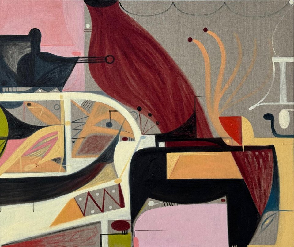 Ο Antonakis οργανώνει τη σύνθεση σαν υβρίδιο μηχανής και σώματος - μια κόκκινη, μυώδης καμπύλη που διαπερνά γεωμετρικά επίπεδα, σαν ένταση που αρνείται να ηρεμήσει