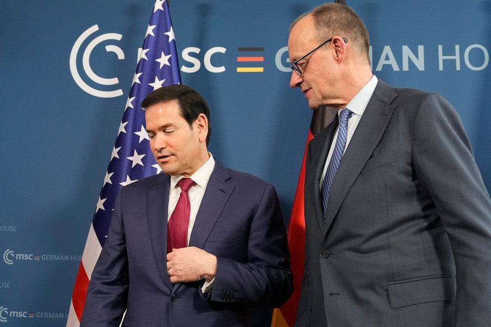 Μερτς και Ρούμπιο είχαν μια σύντομη συνάντηση στο Μόναχο / Φωτογραφία: AP