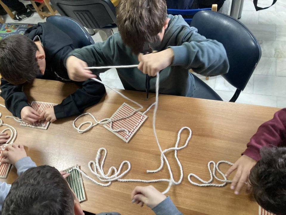 Μαθητές στη Θεσσαλονίκη υφαίνουν υφάσματα με παραδοσιακές τεχνικές/  Φωτογραφία: Δήμος Ωραιοκάστρου  