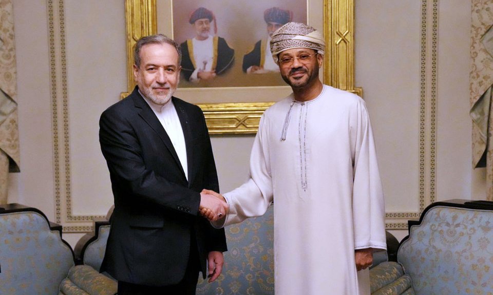 Ο υπουργός Εξωτερικών του Ιράν, Αμπάς Αραγτσί διηξήγαγε έμμεσες συνομιλίες με τις ΗΠΑ, διά του υπουργού Εξωτερικών του Ομάν, Μπαντρ μπιν Χαμάντ αλ-Μπουσαϊντί / AP 