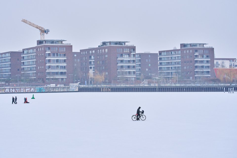 Παγωμένη η λίμνη Ραμελσμπέργκερ στο Βερολίνο / AP 