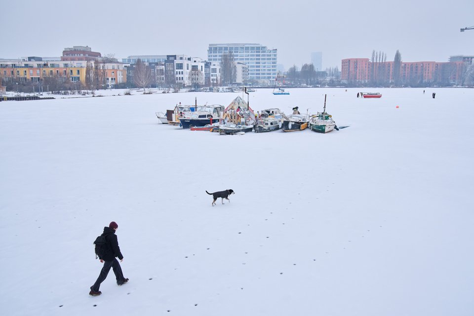 Παγωμένη η λίμνη Ραμελσμπέργκερ στο Βερολίνο / AP 