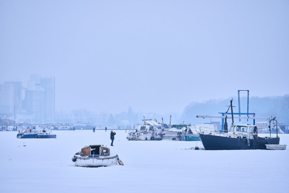 Παγωμένη η λίμνη Ραμελσμπέργκερ στο Βερολίνο / AP 