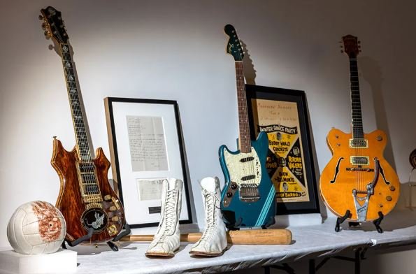 Αντικείμενα από την δημοπρασία του κληροδοτήματος Jim Irsay στα Christie's, συμπεριλαμβανομένου του Wilson , της μπάλας βόλεϊ από την ταινία «Ναυαγός» / Φωτογραφία: Christie's  