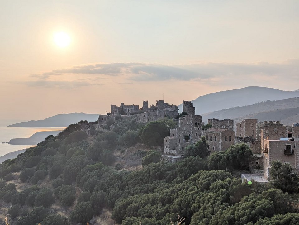 Το τοπίο της Μέσα Μάνης είναι διάσπαρτο με πολεμόπυργους, όπως αυτοί στο εικονιζόμενο χωριό της Βάθειας. Τα πυργόσπιτα λειτουργούσαν τόσο ως οχυρωματικές κατασκευές όσο και ως κατοικίες, με το κάθε πυργόσπιτο να ανήκει σε συγκεκριμένη διευρυμένη οικογένεια (πατριά). Copyright: Λεωνίδας-Ρωμανός Νταβράνογλου