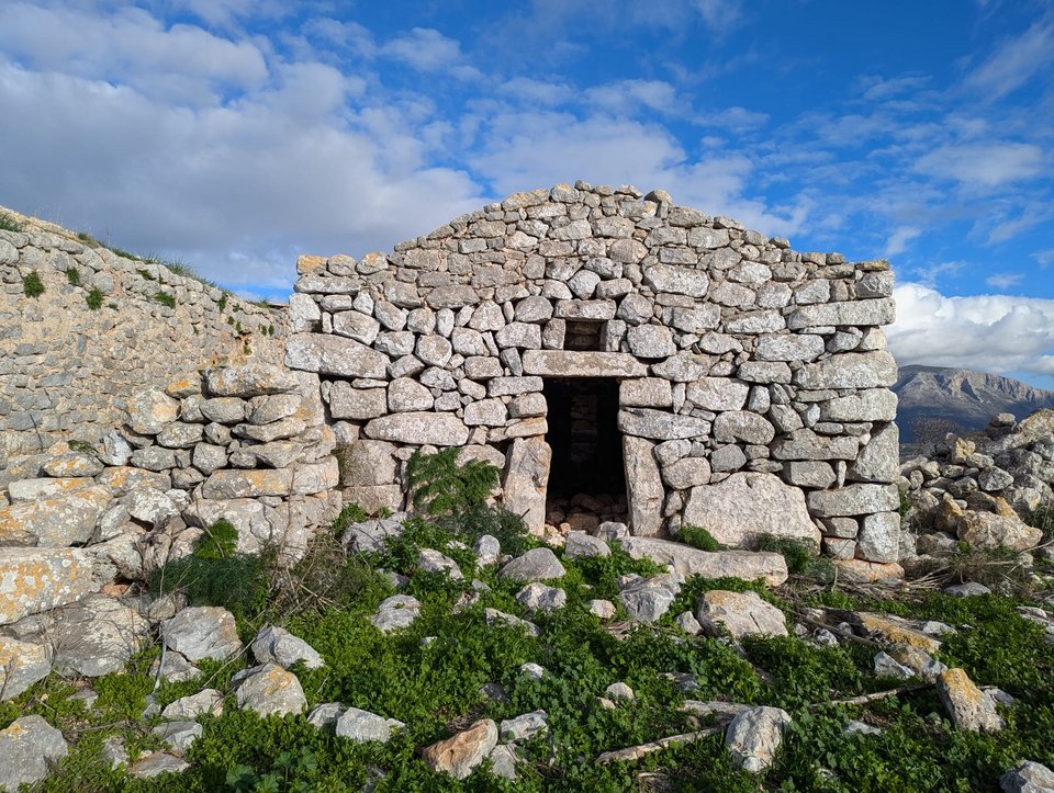 Ο ναός του Αγίου Γεωργίου (11ος-12ος αιώνας) στον αρχαίο οικισμό της Άνω Πούλας. Ο ναός ακολουθεί τη μεγαλιθική οικοδομική παράδοση της Μέσα Μάνης, η οποία χαρακτηρίζεται από τη χρήση εξαιρετικά μεγάλων λίθινων όγκων που τοποθετούνται χωρίς κονίαμα. Copyright: Λεωνίδας-Ρωμανός Νταβράνογλου