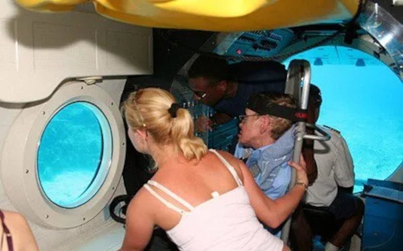 Στη φωτογραφία αυτή ο  ο Χόκινγκ εμφανίζεται σε ειδικά διαμορφωμένο βαθυσκάφος, ώστε να μπορεί να  φιλοξενήσει το αναπηρικό του αμαξίδιο. 