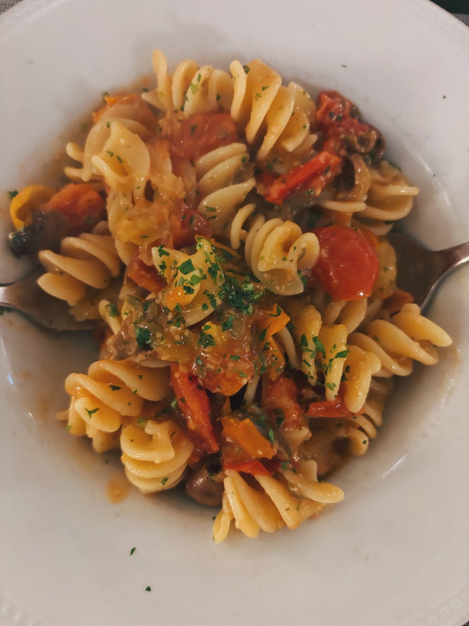 Puttanesca με ζυμαρικά φουσίλι στο Lollo's / Φωτογραφία: Μάνος Λειβαδάρος/iefimerida