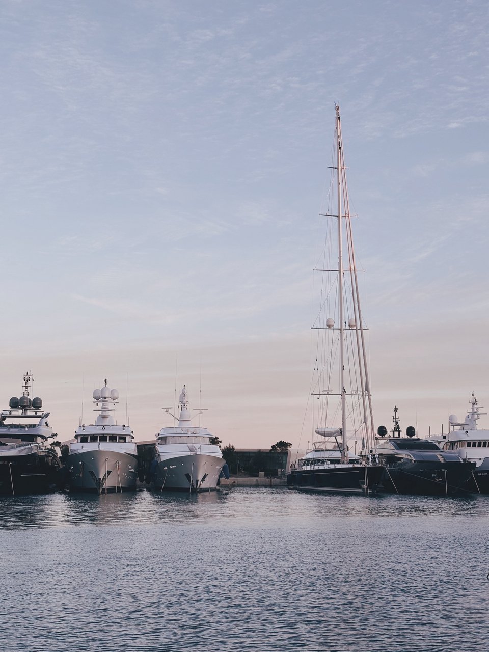 Η θέα από τη βεράντα του Cova στα γιοτ της Astir Marina στη Βουλιαγμένη / Φωτογραφία: Μάνος Λειβαδάρος/iefimerida