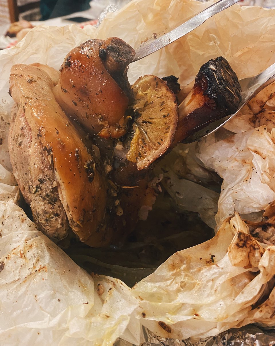 Το κότσι στη λαδόκολλα στη Γωνιά της Γιάννας, στον Κουβαρά / Φωτογραφία: Μάνος Λειβαδάρος/iefimerida