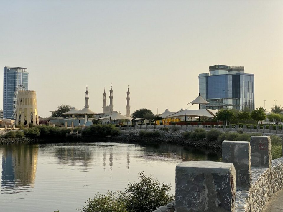 Πρόκειται για το Ρας Αλ Χαϊμά, μια περιοχή στα βόρεια του Ντουμπάι, η οποία προσελκύει ολοένα και περισσότερους κατοίκους που δηλώνουν κουρασμένοι από τον έντονο ρυθμό, το υψηλό κόστος ζωής και την αίσθηση αποξένωσης που, όπως λένε, κυριαρχεί στο Ντουμπάι / WIKIPEDIA