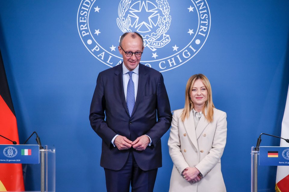 Για χρόνια, το «κέντρο βάρους» των ευρωπαϊκών εξελίξεων έτεινε να περιστρέφεται γύρω από τη Γερμανία και τη Γαλλία, τις δύο μεγαλύτερες οικονομίες της Ένωσης, με περιστασιακές μετατοπίσεις αλλά πάντα εντός ενός σχήματος στο οποίο το Λονδίνο, ακόμη και όταν διέθετε ισχύ, βρισκόταν σε αμφιθυμία απέναντι στο ευρωπαϊκό εγχείρημα / AP  