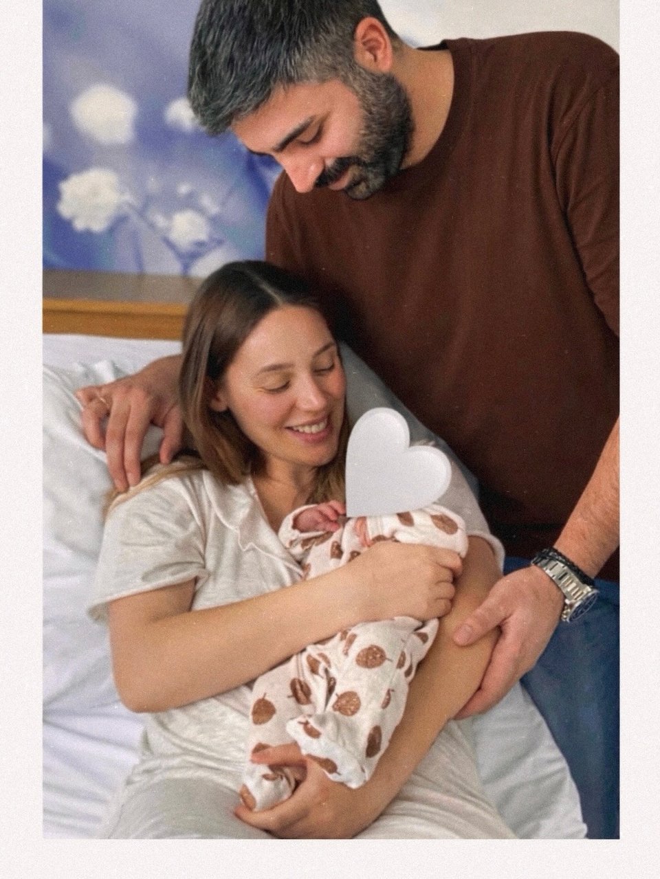 Η Άννα Κορακάκη με τον σύζυγο και το νεογέννητο παιδί τους / Instagram @annakorakaki