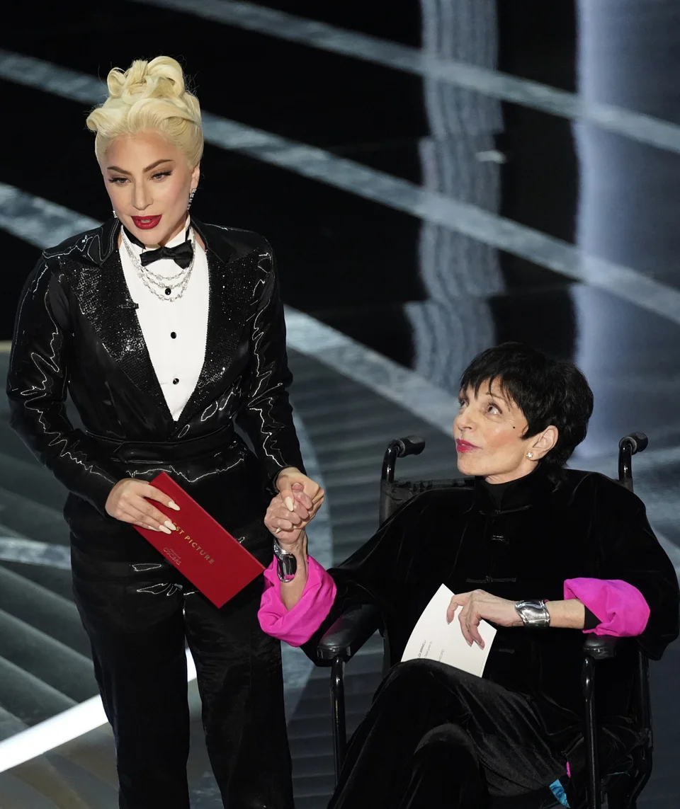 Lady Gaga και Λάιζα Μινέλι στη σκηνή των βραβείων Όσκαρ το 2022 