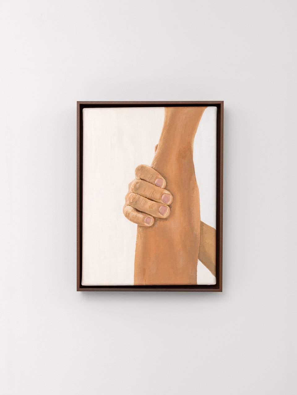 Η Μαρία Ιωάννου αφαιρεί τα πάντα και κρατά μόνο τη χειρονομία που μπορεί να «διαβαστεί» ως κίνηση στήριξης, μέσα στο πνεύμα της δημοπρασίας