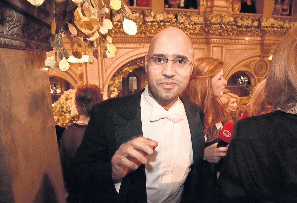 Ο θάνατός του κλείνει ένα αιματηρό κεφάλαιο, αλλά φωτίζει ξανά την αντιφατική διαδρομή ενός ανθρώπου που έζησε κυρίως... ως ρόλος / AΡ