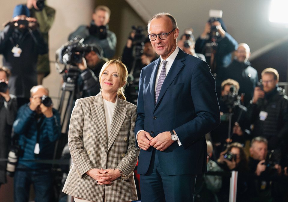 Η Χρεμπτάν-Χέρχαγκερ βλέπει τη σύμπραξη να γεννιέται από την ανάγκη, αλλά να εξυπηρετεί ταυτόχρονα τα συμφέροντα και των δύο πλευρών –και ενδεχομένως της ίδιας της Ένωσης– σε μια περίοδο όπου οι βεβαιότητες της μεταψυχροπολεμικής Ευρώπης έχουν εξανεμιστεί / AP