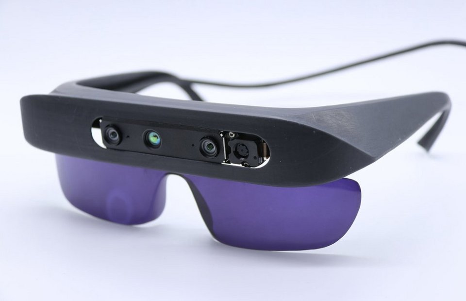 Η ιδέα του «καθρέφτη» είναι από τις πιο αυτονόητες τελετουργίες της καθημερινότητας για τους περισσότερους ανθρώπους: ένα βλέμμα πριν βγεις από το σπίτι, μια γρήγορη επιβεβαίωση ότι το πρόσωπο, τα μαλλιά, το ντύσιμο είναι όπως τα θέλεις / WIKIPEDIA