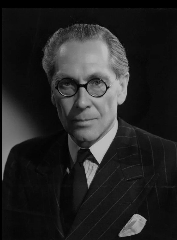 Γιος Κουάκερων, με αυστηρή παιδεία και έντονη αίσθηση καθήκοντος, εξελίχθηκε γρήγορα σε έναν συνδυασμό που σπάνια συναντάται: ακαδημαϊκός με υψηλές επιδόσεις, αθλητής υψηλού επιπέδου και, αργότερα, διπλωμάτης και πολιτικός με εμμονική προσήλωση στον πολυμερή αφοπλισμό / WIKIPEDIA