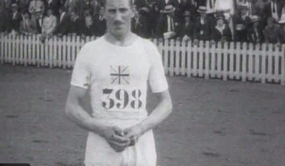 Ο Noel-Baker μεγάλωσε σε περιβάλλον όπου η ιδέα της δημόσιας υπηρεσίας και της ειρήνης δεν ήταν σύνθημα αλλά οικογενειακή στάση ζωής / WIKIPEDIA