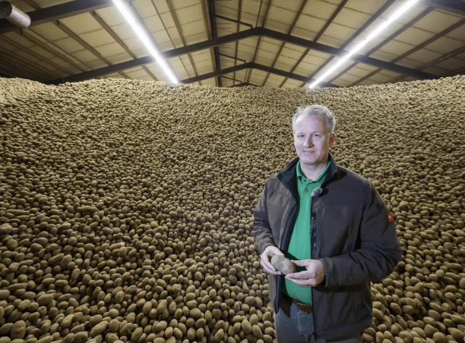 Το αποτέλεσμα ήταν μια μαζική πρωτοβουλία διανομής δωρεάν πατάτας στην πρωτεύουσα - ένα είδος λαϊκής «απόβασης» σε προκαθορισμένα σημεία, όπου οι κάτοικοι φεύγουν με σακιά, καρότσια και σακίδια γεμάτα / ΑΡ