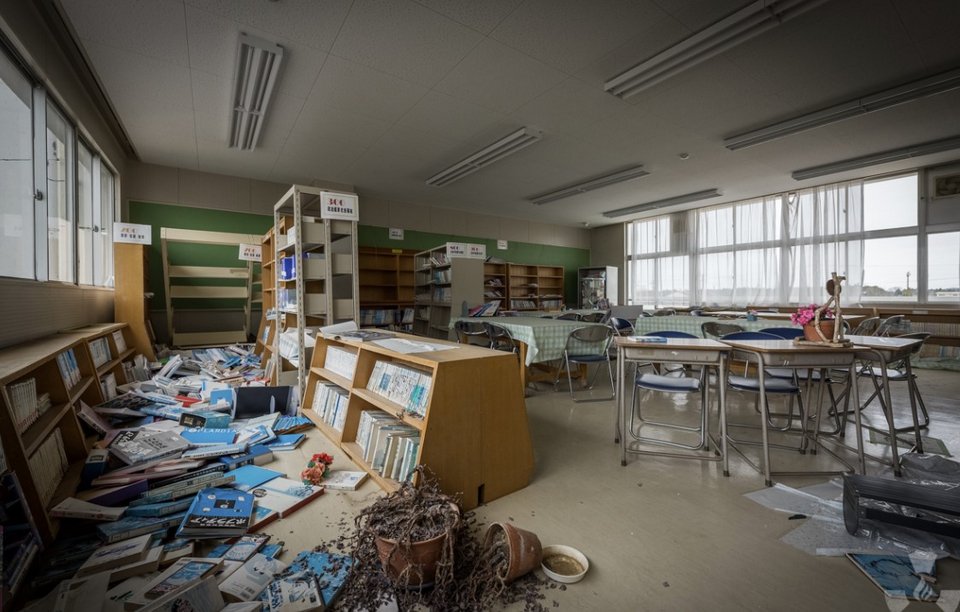 Στα θρανία υπάρχουν ακόμη βιβλία, στο πάτωμα πεταμένες κασετίνες και τσάντες που δεν γύρισαν ποτέ σπίτια. Στον διάδρομο, τα παπούτσια των παιδιών παραμένουν στη σειρά, μερικά ακόμη στις εσωτερικές παντόφλες που φορούσαν μέσα στην αίθουσα, σαν να περίμεναν να ξανακουστεί το κουδούνι / FACEBOOK