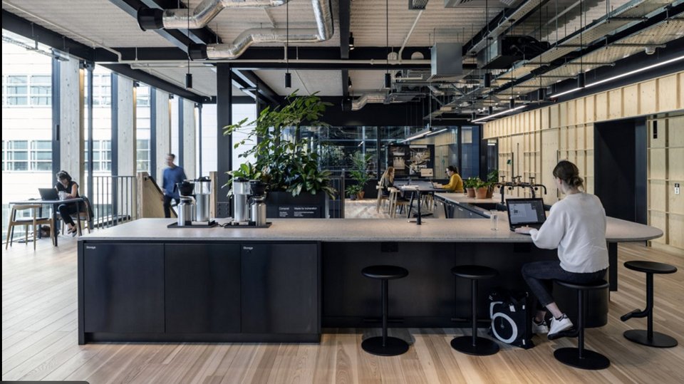 Μια δεκαετία μετά την πρώτη, εκρηκτική άνοδο -και λίγα χρόνια μετά τη βίαιη «προσγείωση» που έφερε η πανδημία και η κρίση των γραφειακών ακινήτων-, η αγορά των shared offices δείχνει ξανά σημάδια ζωής / SHUTTERSTOCK