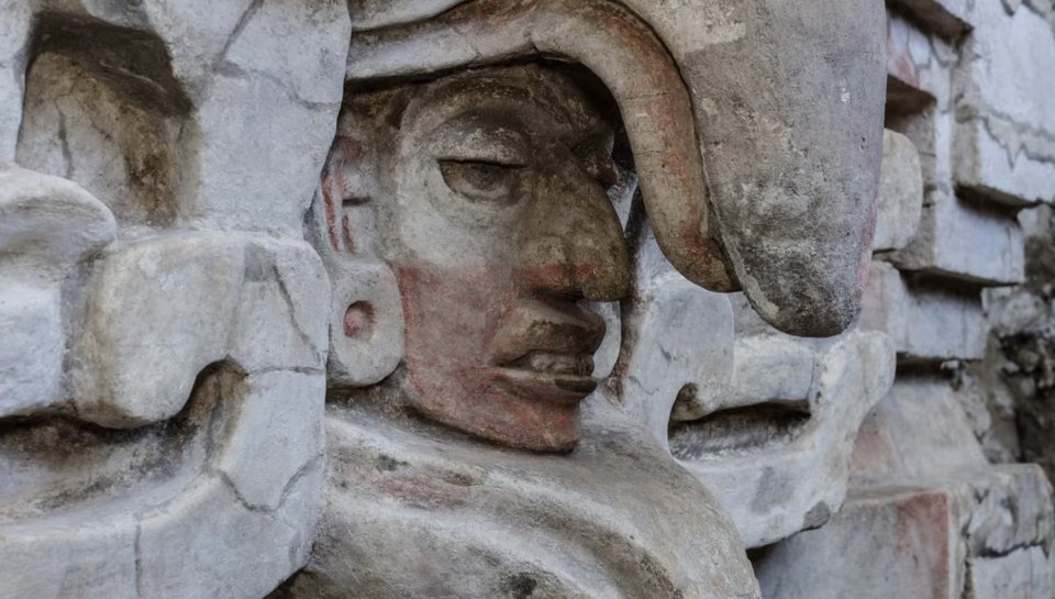 Το εύρημα συνοδεύεται από αρχιτεκτονικές λεπτομέρειες, ανάγλυφα και τοιχογραφίες που, όπως υπογραμμίζει το INAH, επιτρέπουν μια σπάνια «ανάγνωση» των ταφικών πρακτικών, της ιεροτελεστίας και της κοινωνικής οργάνωσης μιας από τις πιο ανθεκτικές αυτόχθονες παραδόσεις της Μεσοαμερικής / ΙΝΑΗ