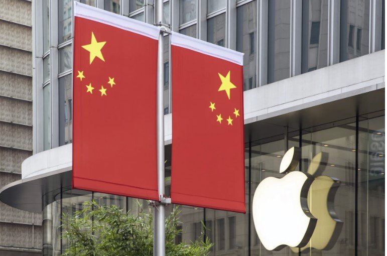 Η Apple επέστρεψε στην κορυφή της κινεζικής αγοράς smartphones, σε μια περίοδο που ο κλάδος δοκιμάζεται από μια κλιμακούμενη παγκόσμια έλλειψη μνημών (των γνωστών memory chips) και από αυξανόμενα κόστη εξαρτημάτων που αναγκάζουν τους κατασκευαστές να «ξαναγράψουν» τις προτεραιότητές τους για το 2026 / SHUTTERSTOCK 