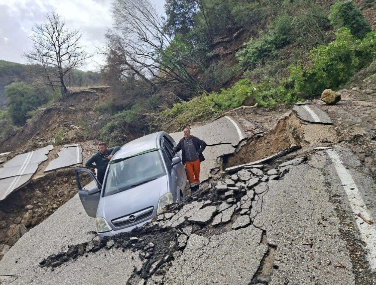 Οι εικόνες είναι εντυπωσιακές και όπως φαίνεται από θαύμα δεν είχαμε κάποιο θύμα καθώς όπως δείχνουν τα φωτογραφικά ντοκουμέντα ένας τυχερός οδηγός διασώθηκε όταν το όχημά του εγκλωβίστηκε στο τμήμα του δρόμου που δεν παρασύρθηκε κατά την κατάρρευση / epiruspost