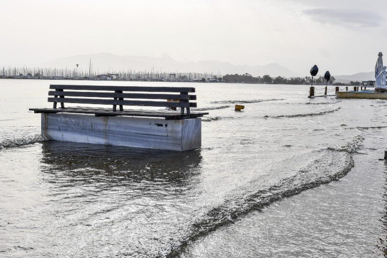 Δύσκολη είναι η κατάσταση και στη Λέσβο, όπου καταπτώσεις βράχων σημειώθηκαν σε ορεινά σημεία, ενώ δεν έλειψαν και τα προβλήματα στην ηλεκτροδότηση / INTIME
