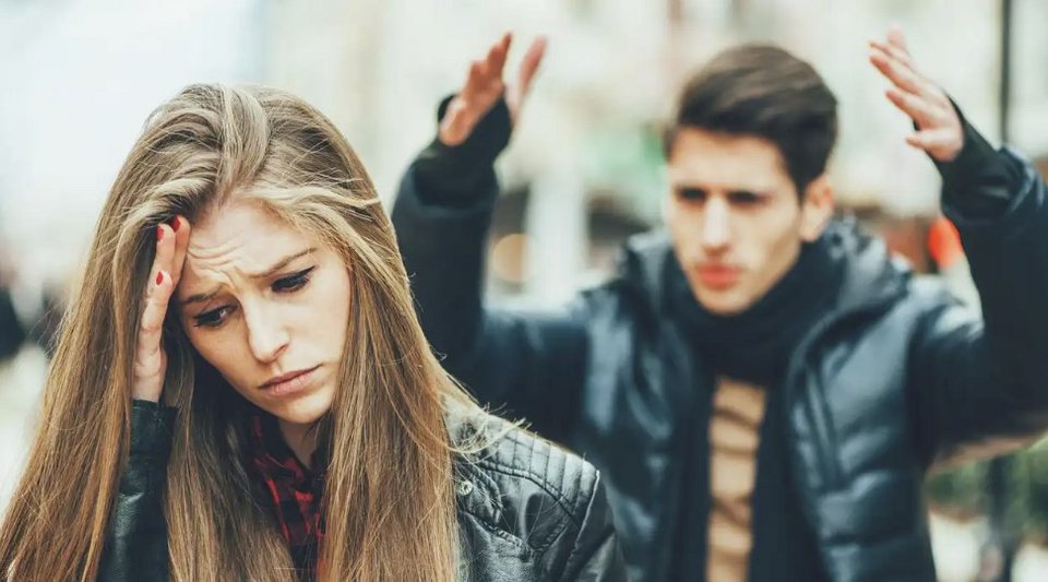 Για αιώνες, οι κοινωνίες έμαθαν να μοιράζουν τα ανθρώπινα χαρακτηριστικά σε «θηλυκά» και «αρσενικά» κουτάκια: η ενσυναίσθηση, η φροντίδα και η τρυφερότητα θεωρήθηκαν φυσικό προνόμιο των γυναικών, ενώ η κυριαρχία, η αποφασιστικότητα και η επιβολή αποδόθηκαν στους άνδρες / SHUTTERSTOCK