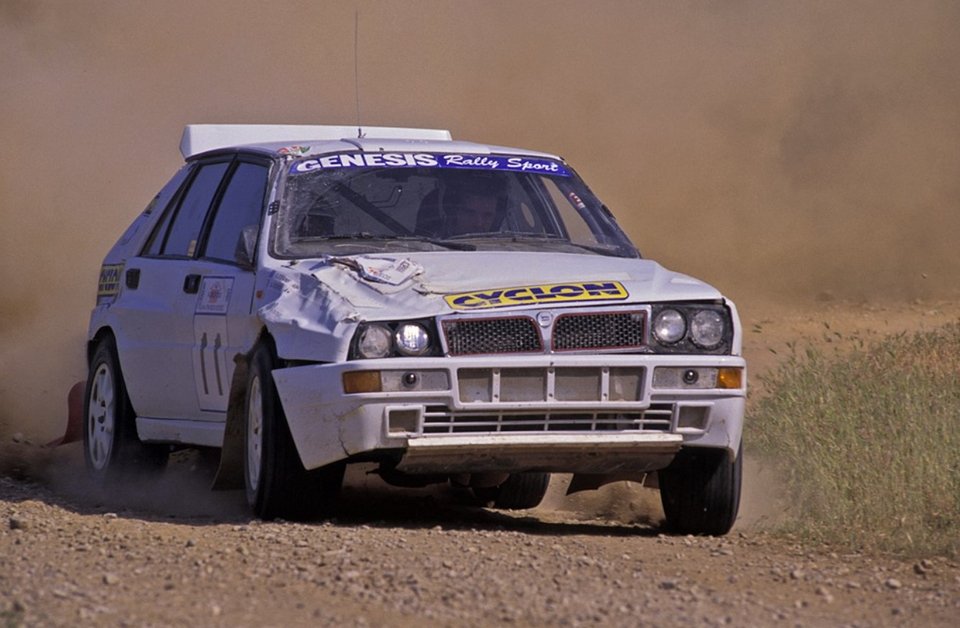 Το 1995, ο Άρης Βωβός-γόνος επιχειρηματικής οικογένειας και πολυπρωταθλητής Ελλάδας- κατέκτησε τη νίκη οδηγώντας μια Lancia Delta HF Integrale, με συνοδηγό τον Κώστα Στεφανή / YOUTUBE