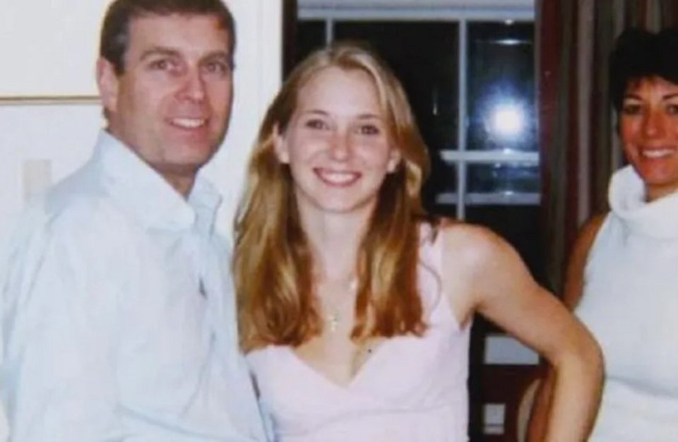 Ο Άντριου με την Τζιουφρέ και στο βάθος η Γκισλέιν Μάξγουελ