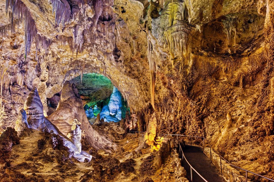 Στα βάθη του Carlsbad Caverns National Park, μικροοργανισμοί καταφέρνουν να φωτοσυνθέτουν σχεδόν στο απόλυτο σκοτάδι, αξιοποιώντας φως που το ανθρώπινο μάτι δεν μπορεί καν να αντιληφθεί / WIKIPEDIA