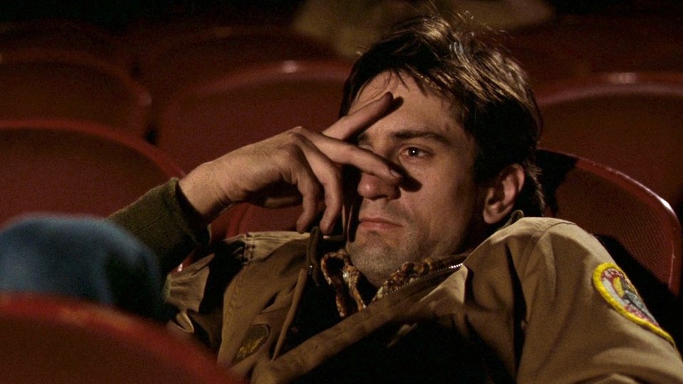 Το Taxi Driver, σε σκηνοθεσία Martin Scorsese, με τον Robert De Niro στον ρόλο του Βickle και δίπλα του την 12χρονη τότε Jodie Foster, τον Harvey Keitel και την Cybill Shepherd, είναι ένα αριστούργημα αστικής αποξένωσης / IMDB