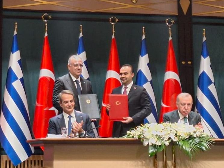 Οι κ.κ. Θεοδωρικάκος και Κασίρ ανταλλάσσουν φακέλους παρουσία των κ.κ. Μητσοτάκη και Ερντογάν