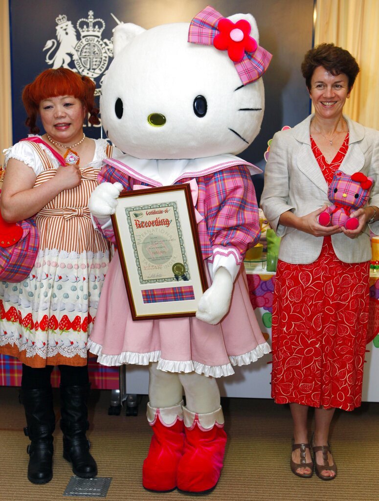 Η σχεδιάστρια Yuko Yamaguchi (αριστερά) μαζί με τη Hello Kitty