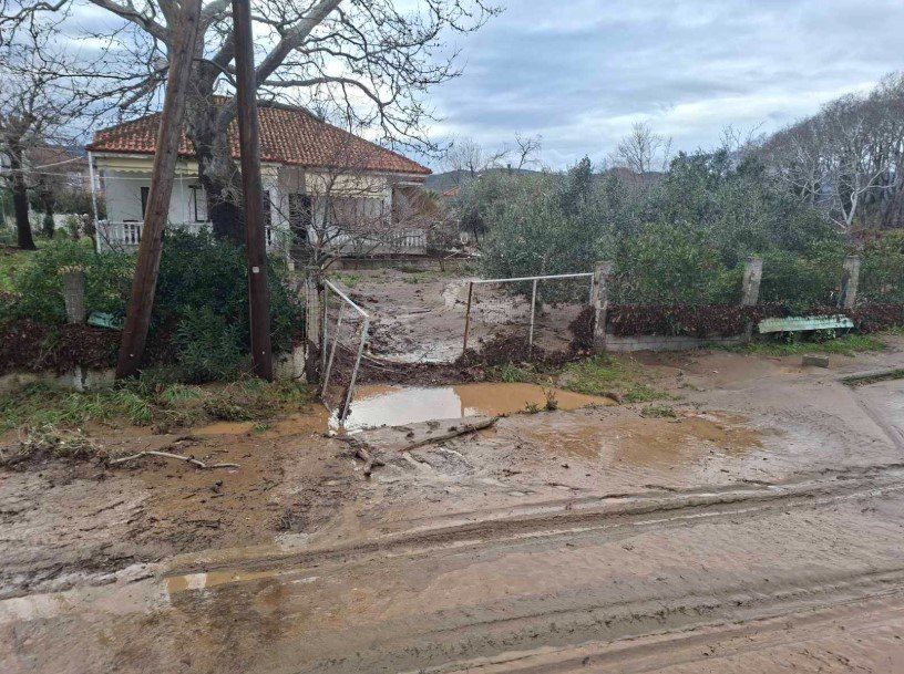 Η θάλασσα μπήκε σε αυλές σπιτιών στον Αγιόκαμπο της Λάρισας / Εικόνα: onlarissa.gr