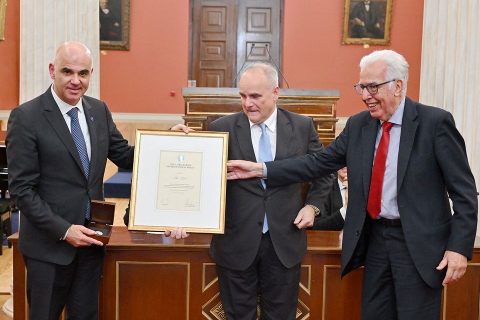 Ο Alain Berset παραλαμβάνει το Βραβείο Lord Byron από τον πρόεδρο της Ακαδημίας Αθηνών Νικηφόρο Διαμαντούρο και τον πρόεδρο της ΕΕΦ, Κωνσταντίνο Βελέντζα