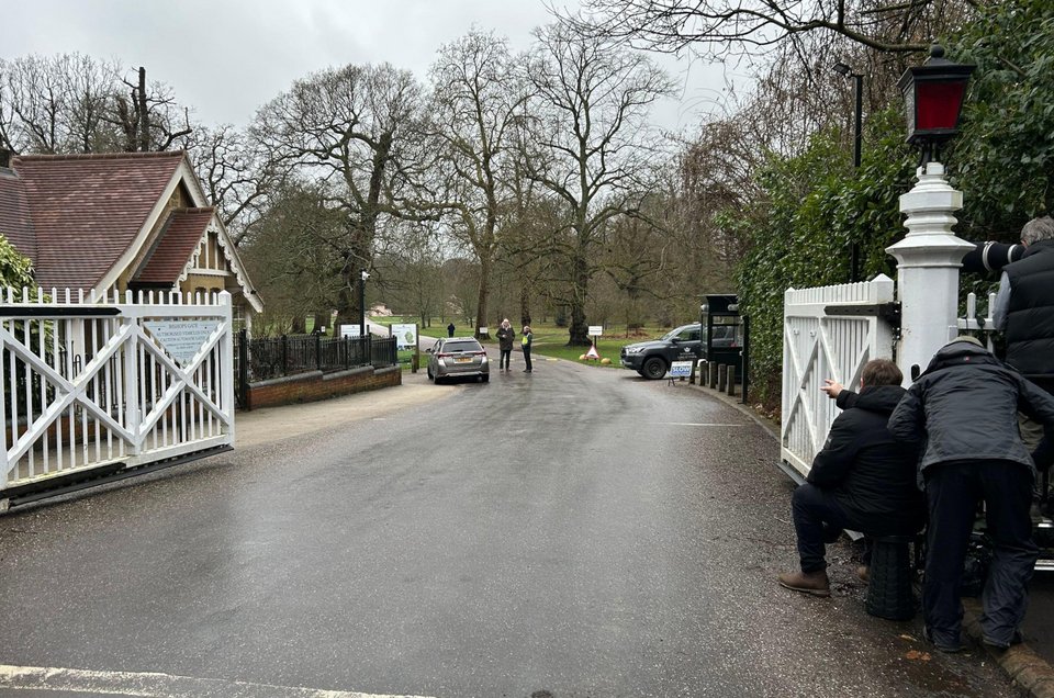 Αστυνομικοί πραγματοποιούν έρευνες και στην πρώην κατοικία του Άντριου, το Royal Lodge/Φωτογραφία:  Stanley Murphy-Johns, PA Images / Alamy / Profimedia 