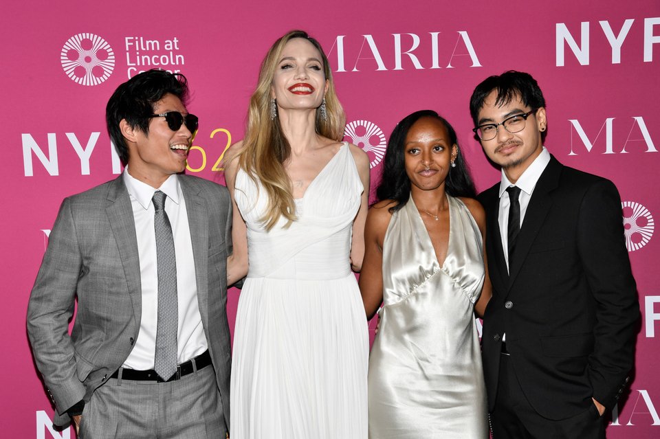 Η Αντζελίνα Τζολί με τα παιδιά της Παξ, Μάντοξ και Ζαχάρα