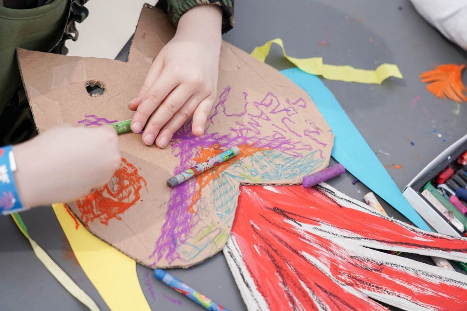 Με χαρτί, χρώματα, κορδέλες και πολλή φαντασία, οι συμμετέχοντες/ουσες δημιουργούν χαρταετούς 