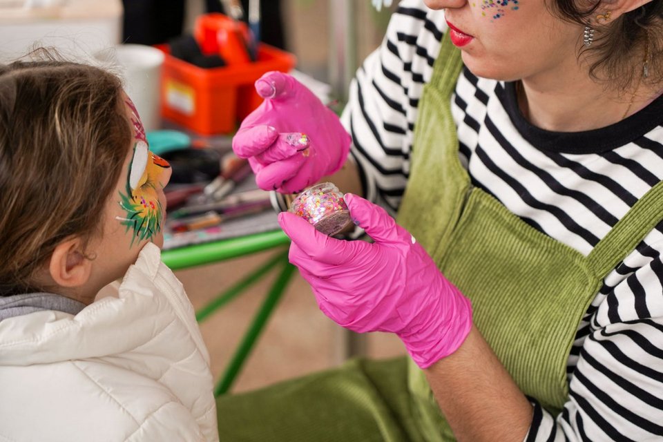 Τα παιδιά διασκεδάζουν 