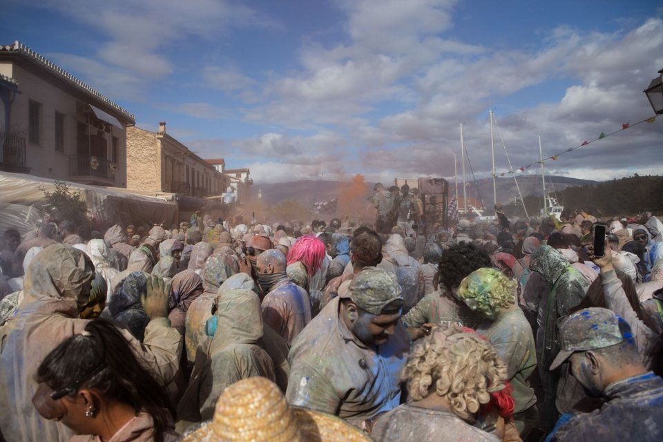 Το έθιμο του Αλευρομουτζουρώματος στο Γαλαξίδι παραμένει αναλλοίωτο στο χρόνο