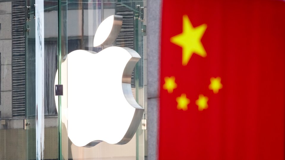 Σύμφωνα με στοιχεία της Counterpoint Research, οι αποστολές iPhone στην Κίνα αυξήθηκαν κατά 28% στο τρίμηνο του Οκτωβρίου-Δεκεμβρίου 2025 επιτρέποντας στην Apple να ανακτήσει την πρώτη θέση στο πιο ανταγωνιστικό και μεγαλύτερο πεδίο μάχης της παγκόσμιας βιομηχανίας κινητών / SHUTTERSTOCK