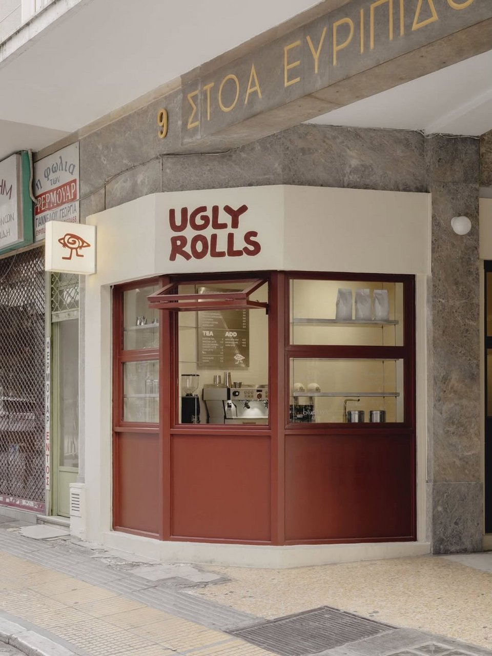 Το «Ugly Rolls» έχει μέγεθος σπιρτόκουτου στην Ευριπίδου / Φωτογραφία: archisearch via uglyrolls_gr/Instagram