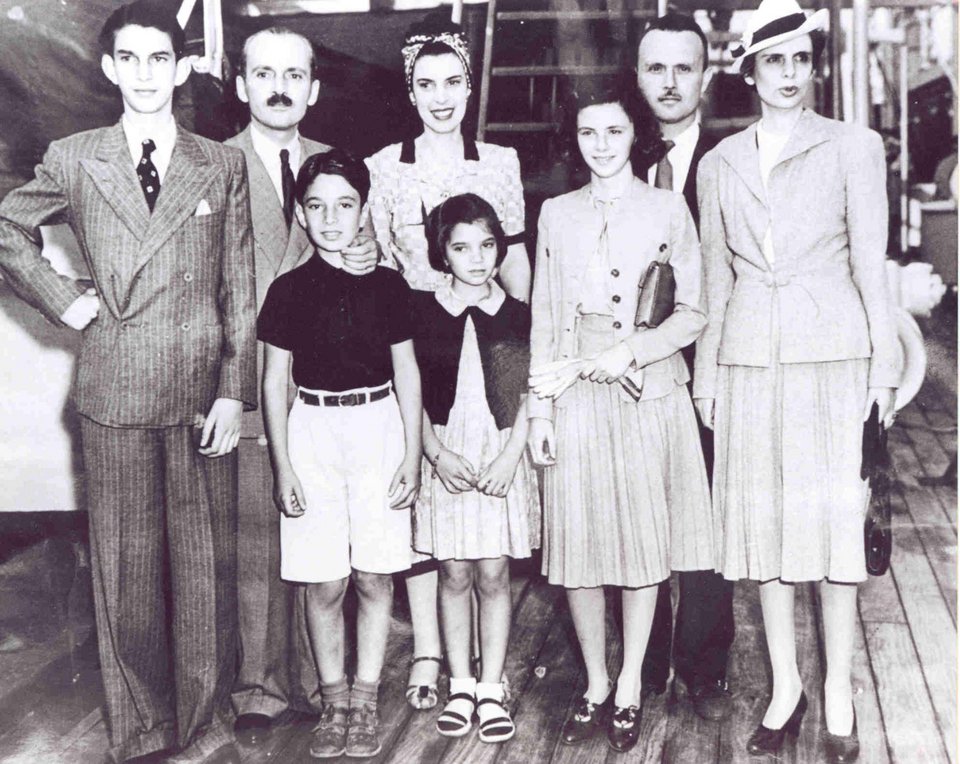  Οι γιοι του Βενιζέλου, Κυριάκος και Σοφοκλής, με τις οικογένειές τους. Αριστερά ο νεαρός Ελευθέριος. 